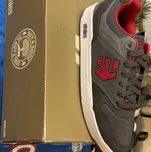 Etnies Men's Charcoal and Crimson Sneakers